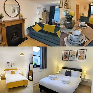  Holiday home 3 Bed In Town Centre With Free Parking For 1 Car